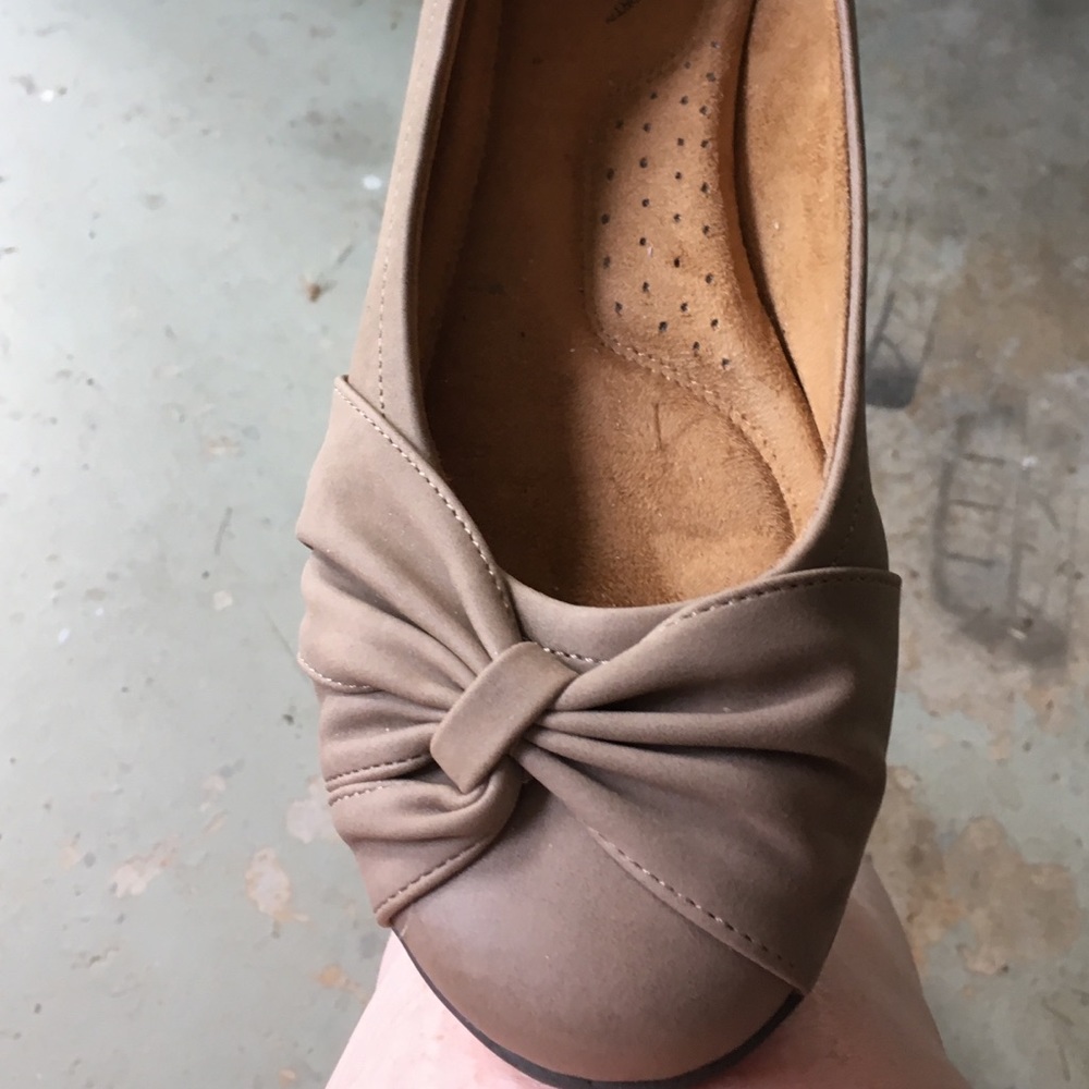 Natural Sole beige/tan flats size 9.5